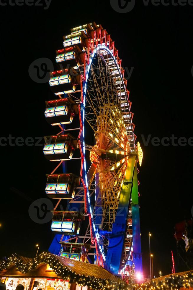 reuzenrad in neptunbrunnen kerstmarkt in berlijn, duitsland foto