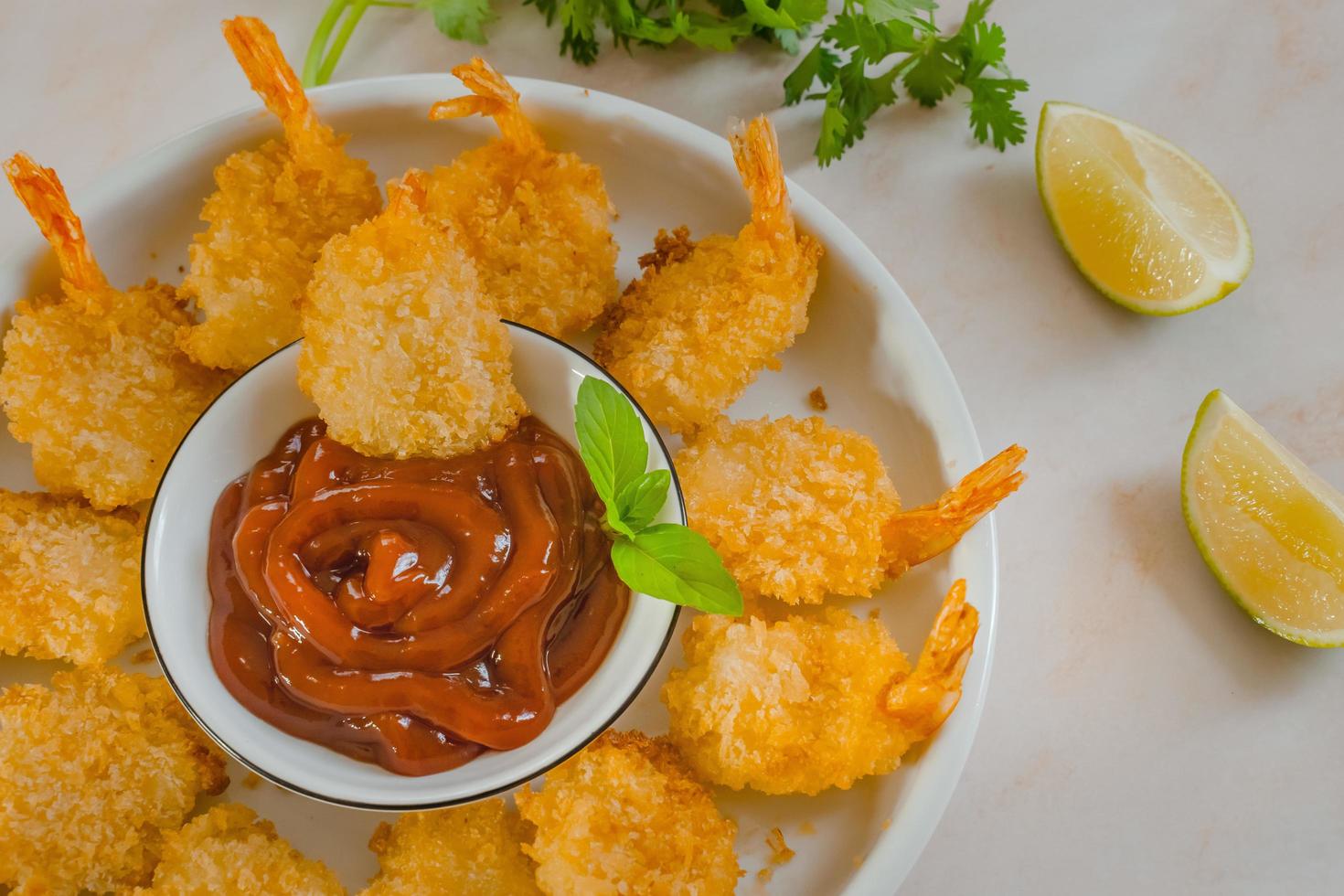 licht gepaneerd en vervolgens gebakken dit klassieke recept voor gefrituurde garnalen is volledig verslavend foto