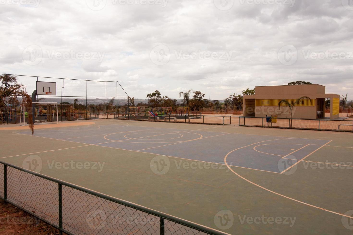 brasilia, brazilië 10 augustus 2022 een nieuw gebouwd voetbal- en basketbalveld in burle marx park in het noordwesten van brasilia, bekend als noroeste foto