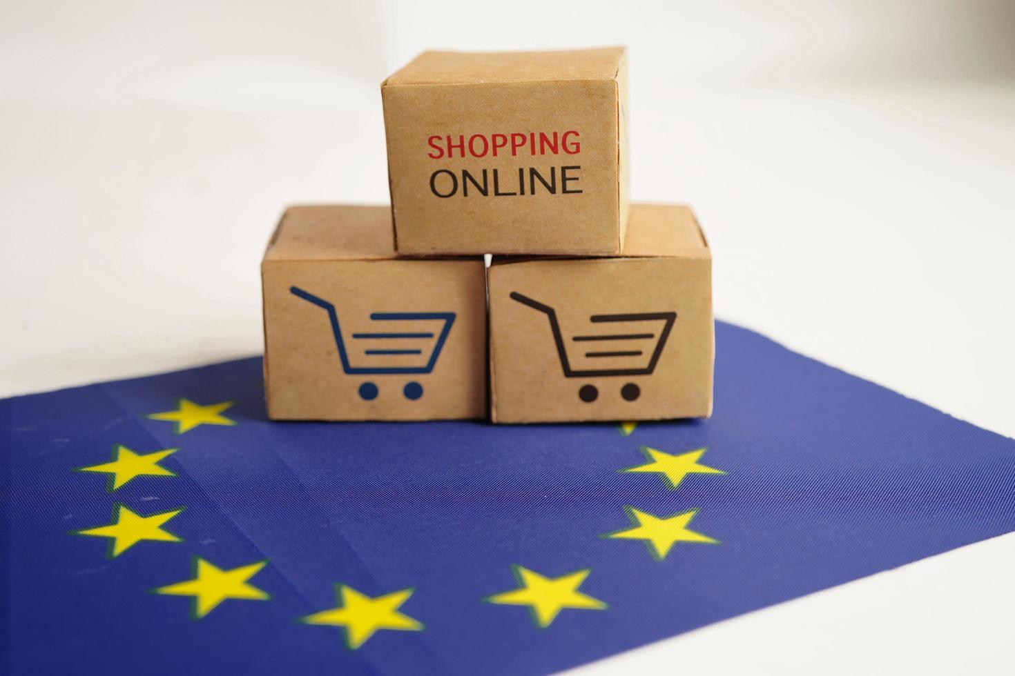online winkelen, winkelwagentje op eu-vlag, import export, financiële handel. foto