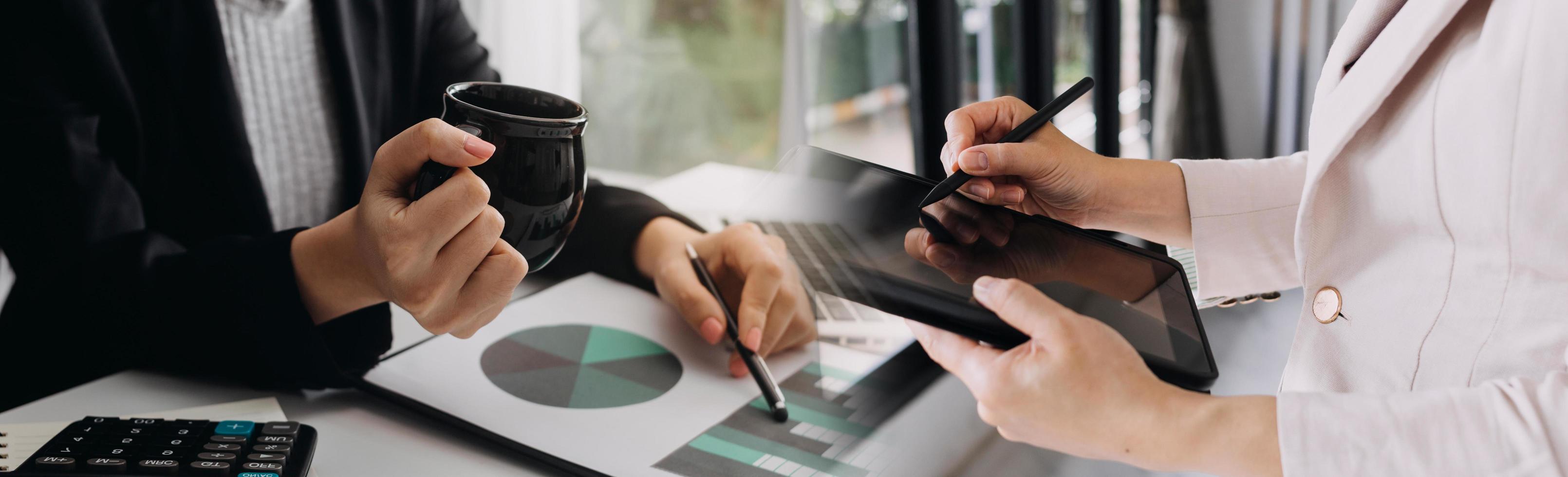 zakenman en team die de financiële taak van het financiële overzicht analyseren. met smartphone en laptop en tablet. vermogensbeheerconcept foto