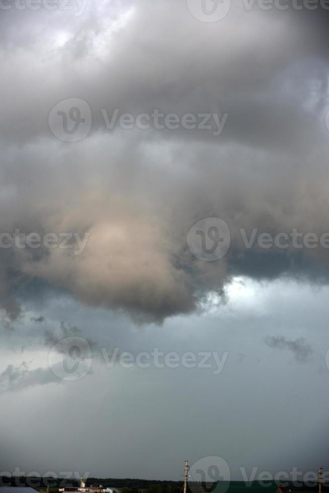 zwarte onweersbui onweerswolken aan de horizon op een zomerdag. foto