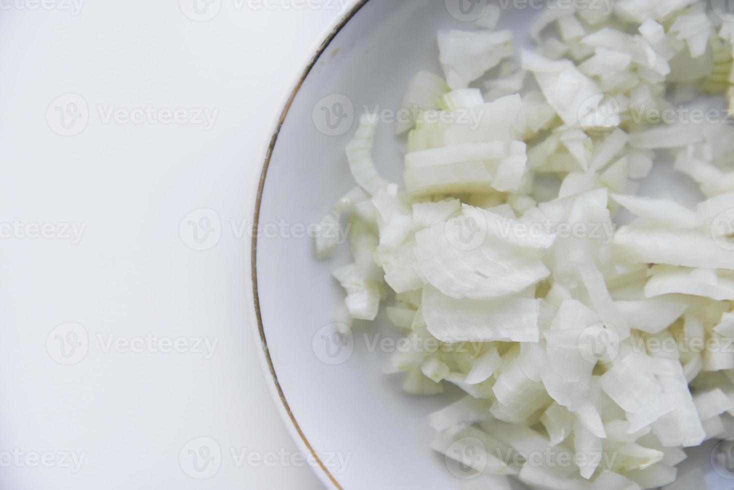 witte ui in reepjes gesneden op een schoteltje foto