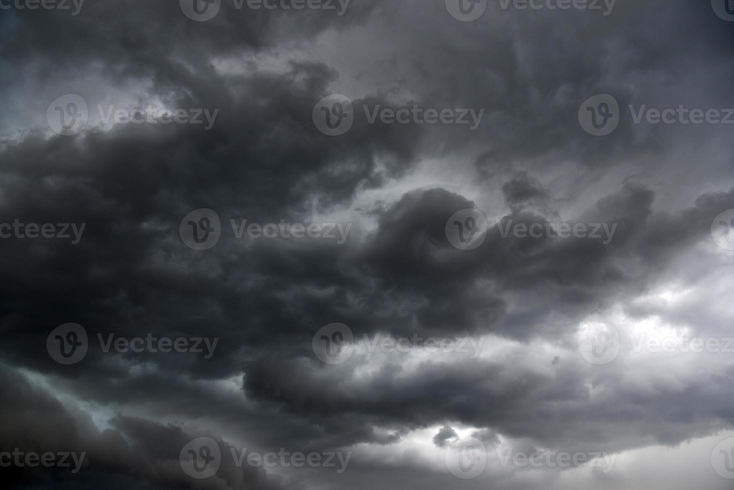 zwarte onweersbui onweerswolken op een zomerdag. mooie verschrikkelijke onweersbui. foto