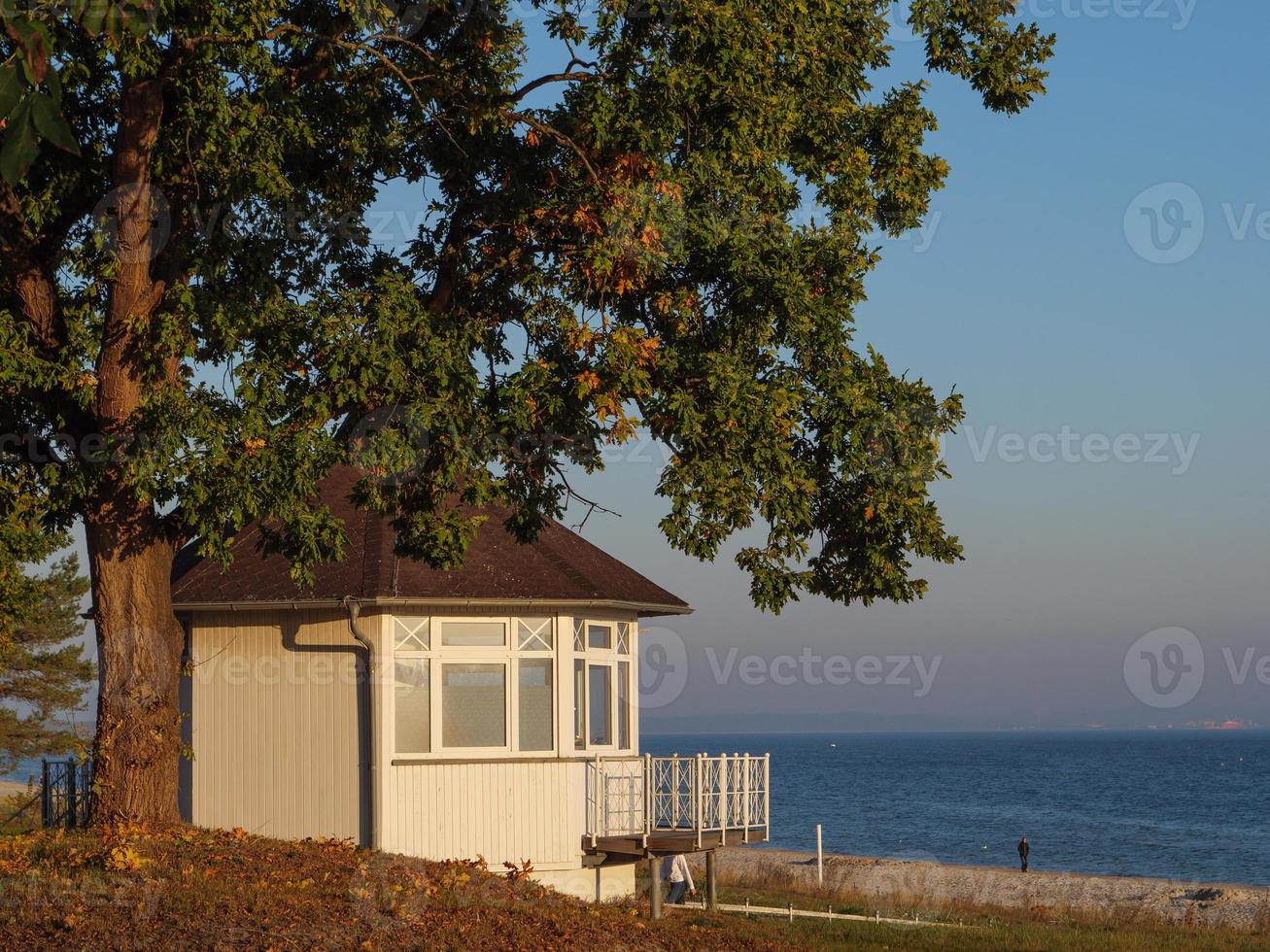 het strand van binz aan de blauwe zee foto