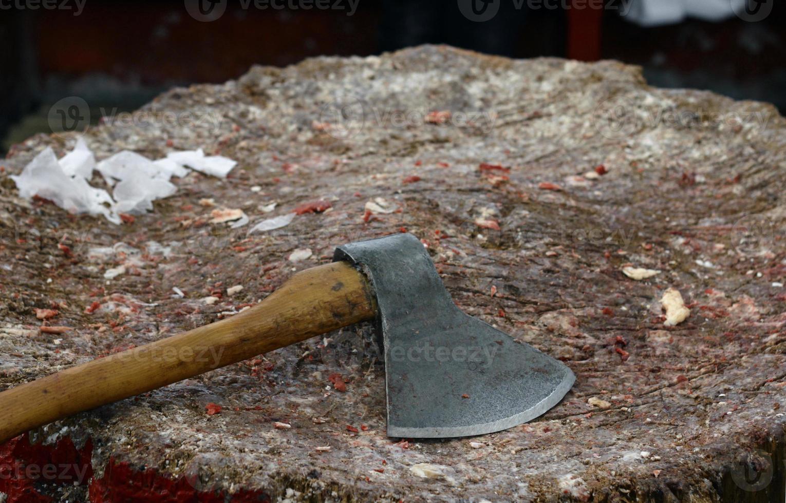 stuk hout en bijl gebruikt om vlees te hakken in de vleessectie van de groene bazaar in almaty, kazachstan foto