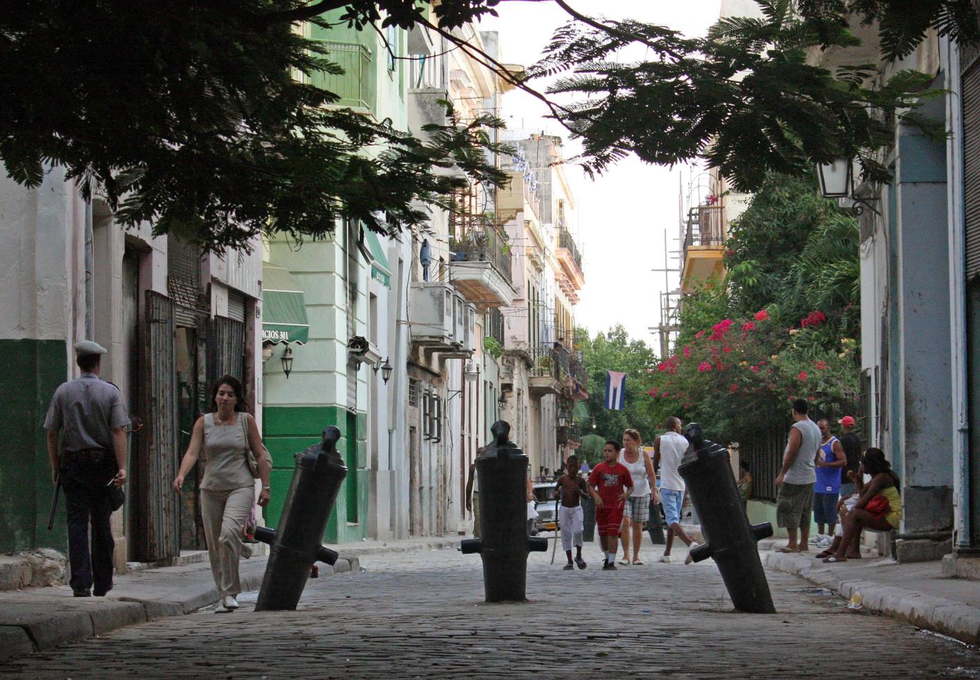 havana, cuba - 2 juli 2019 - oude kanonnen gebruikt als bolders in het oude centrum van havana, cuba. foto