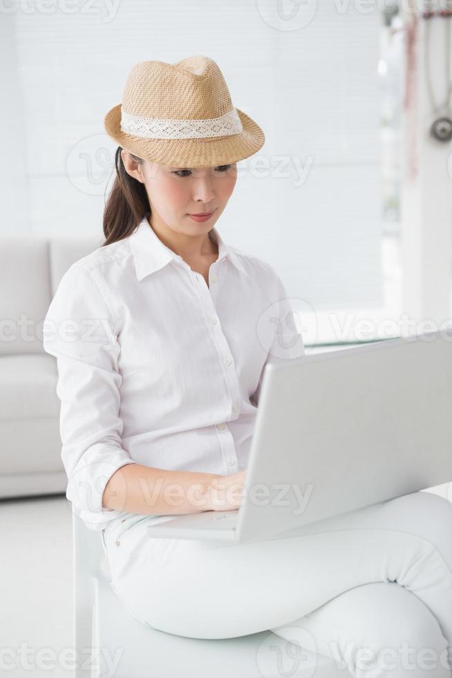 hipster zakenvrouw zitten en met behulp van laptop foto