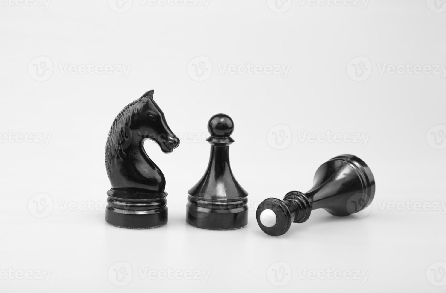 zwart schaakpaard, pion en koningin. foto