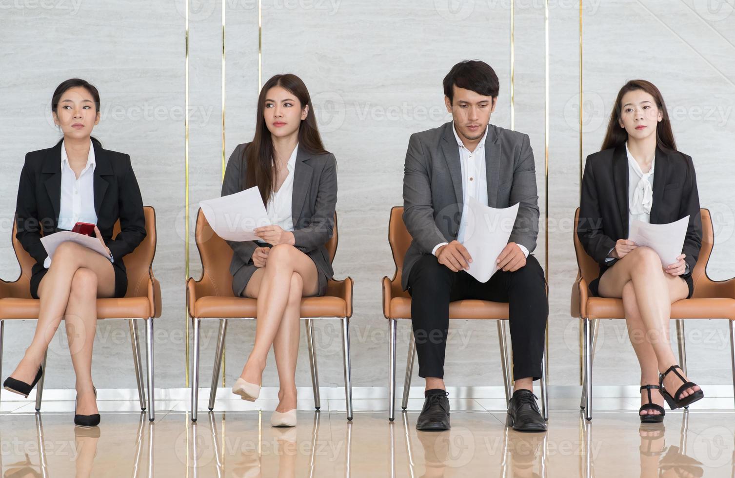 Aziatische zakenmensen zijn gestrest over het wachten op een sollicitatiegesprek. foto