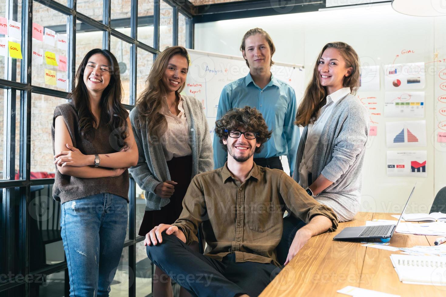 portret van creatieve business team. hipster creatieve startup jonge zakenmensen in moderne kantoren. foto