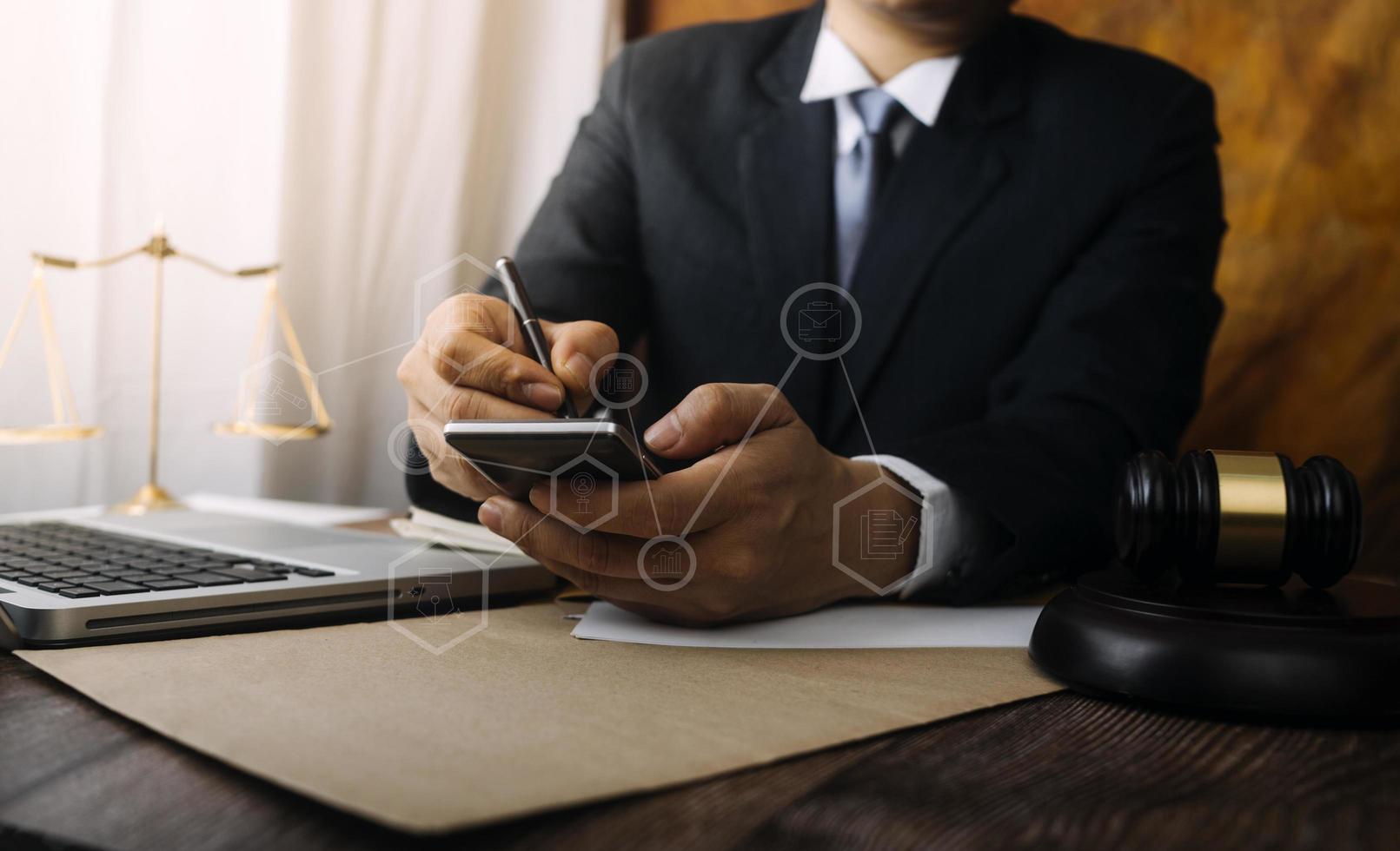 zaken en advocaten bespreken contractpapieren met koperen schaal op bureau in kantoor. wet, juridische diensten, advies, rechtvaardigheid en wet concept foto met film grain effect