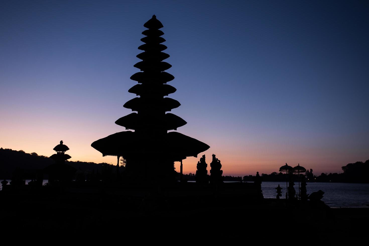 pura ulun danu tempel silhouet foto