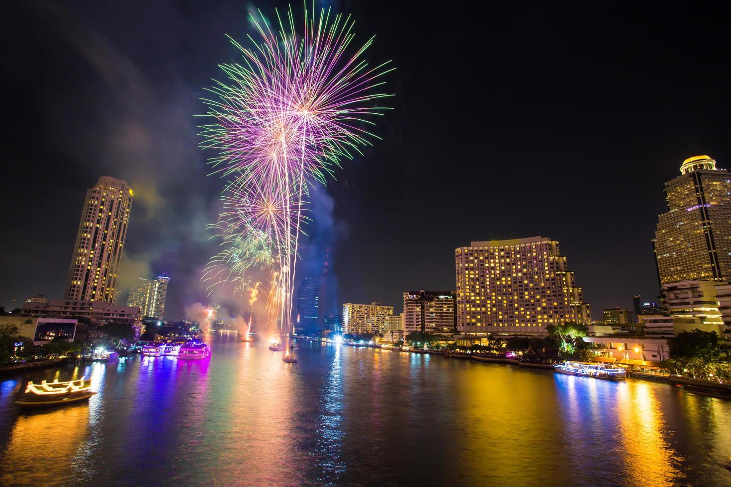 vuurwerk bij chao phraya-rivier in aftellende vieringspartij 2016 bangkok thailand foto