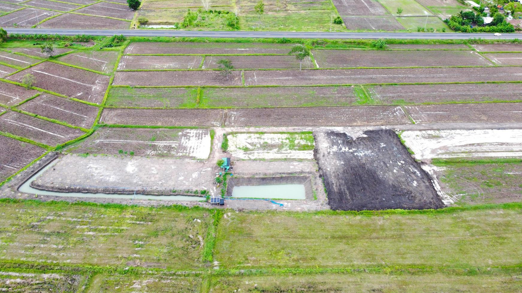 luchtfoto van groene velden en landerijen op het platteland van thailand foto