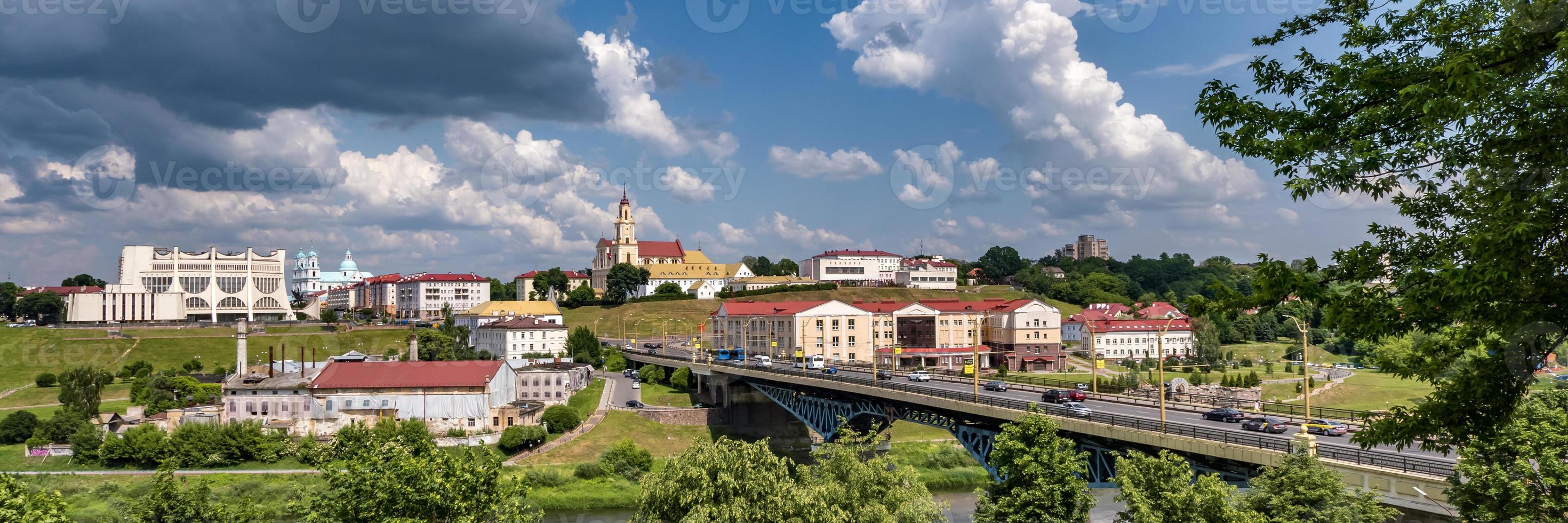 panoramapromenade met uitzicht op de oude stad en historische gebouwen van middeleeuws kasteel in de buurt van brede rivier foto