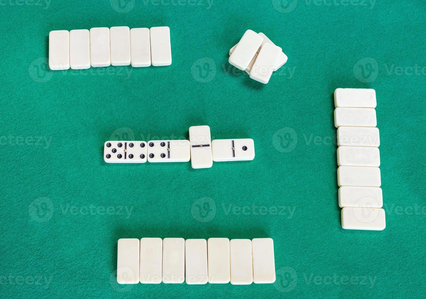 bovenaanzicht van speelveld van dominostenen met witte tegels foto