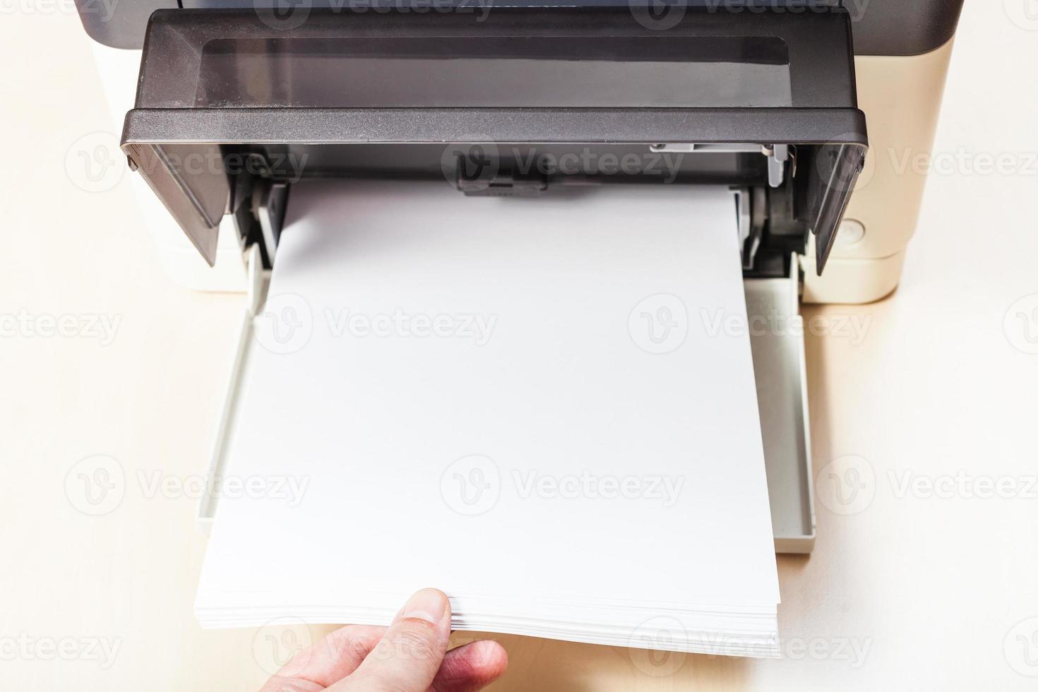 vellen wit papier in de printerlade plaatsen foto