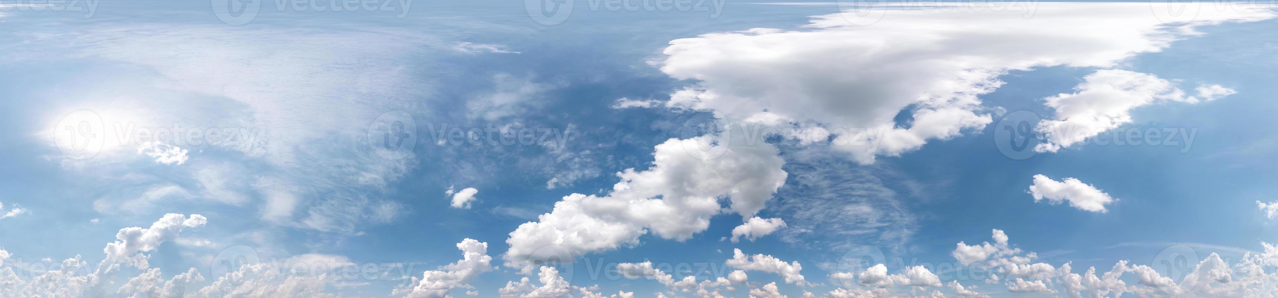 naadloze bewolkte blauwe lucht hdri panorama 360 graden hoekweergave met zenit en prachtige wolken voor gebruik in 3D-graphics als luchtkoepel foto