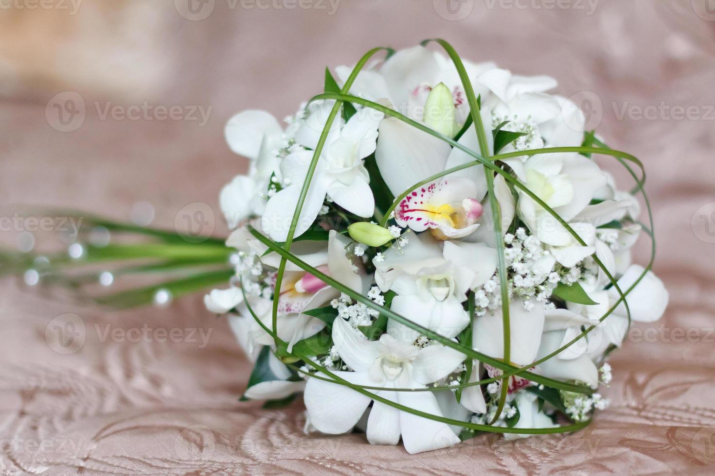 helder bruidsboeket van zomerse witroze bloemen foto