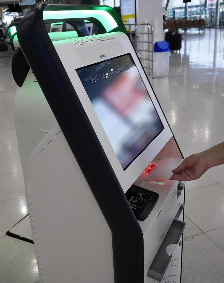 zelf inchecken machine en helpdesk kiosk op de internationale luchthaven van bangkok om in te checken, instapkaart te printen of een kaartje te kopen foto