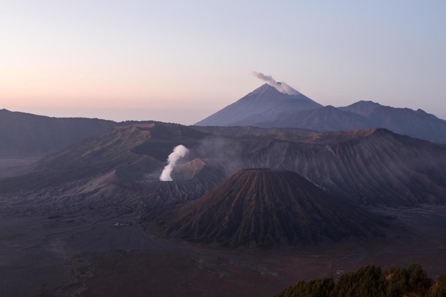 zonsopgang bij mount bromo vulkaan oost java, indonesië. foto