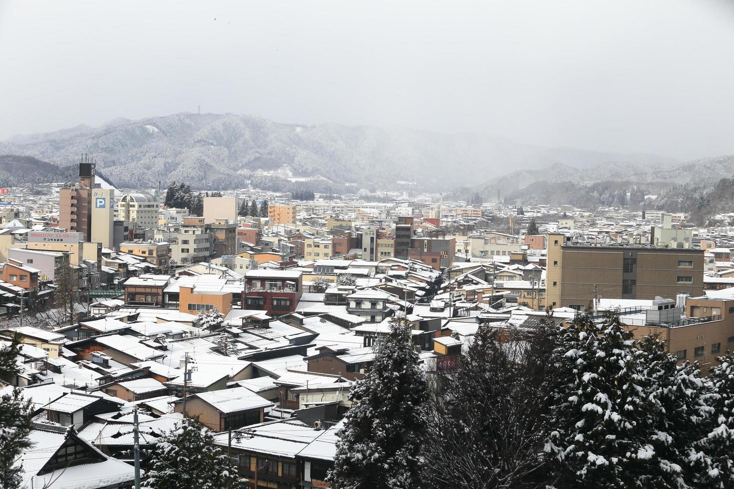 uitzicht op de stad Takayama in Japan in de sneeuw foto