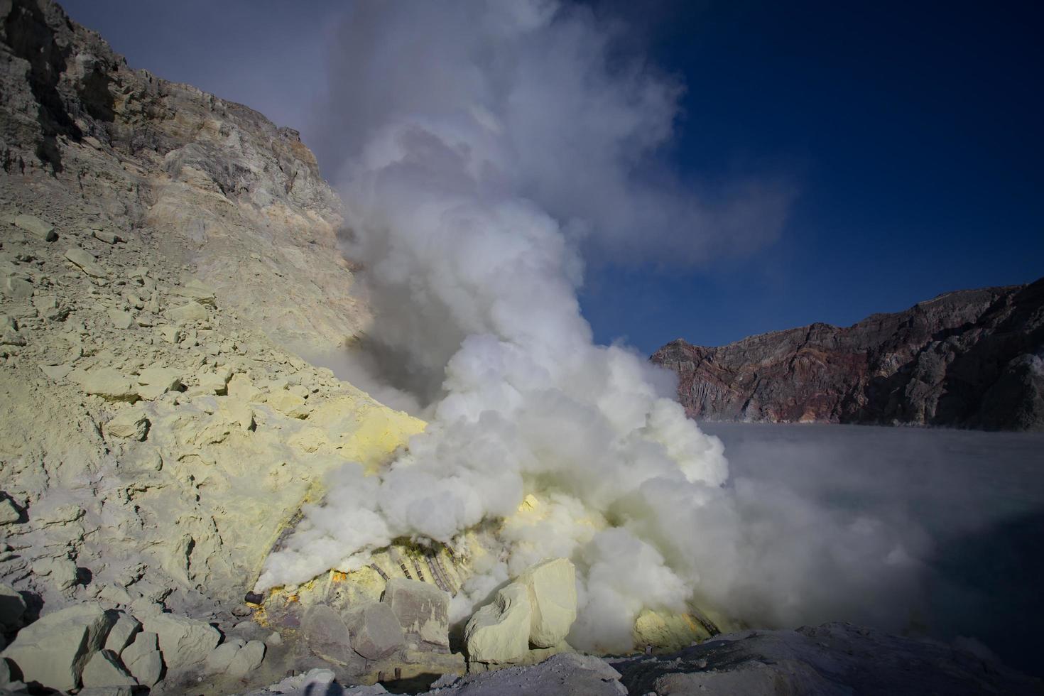 zwaveldampen uit de krater van de vulkaan kawah ijen, indonesië foto