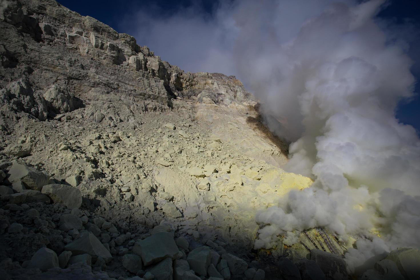 zwaveldampen uit de krater van de vulkaan kawah ijen, indonesië foto