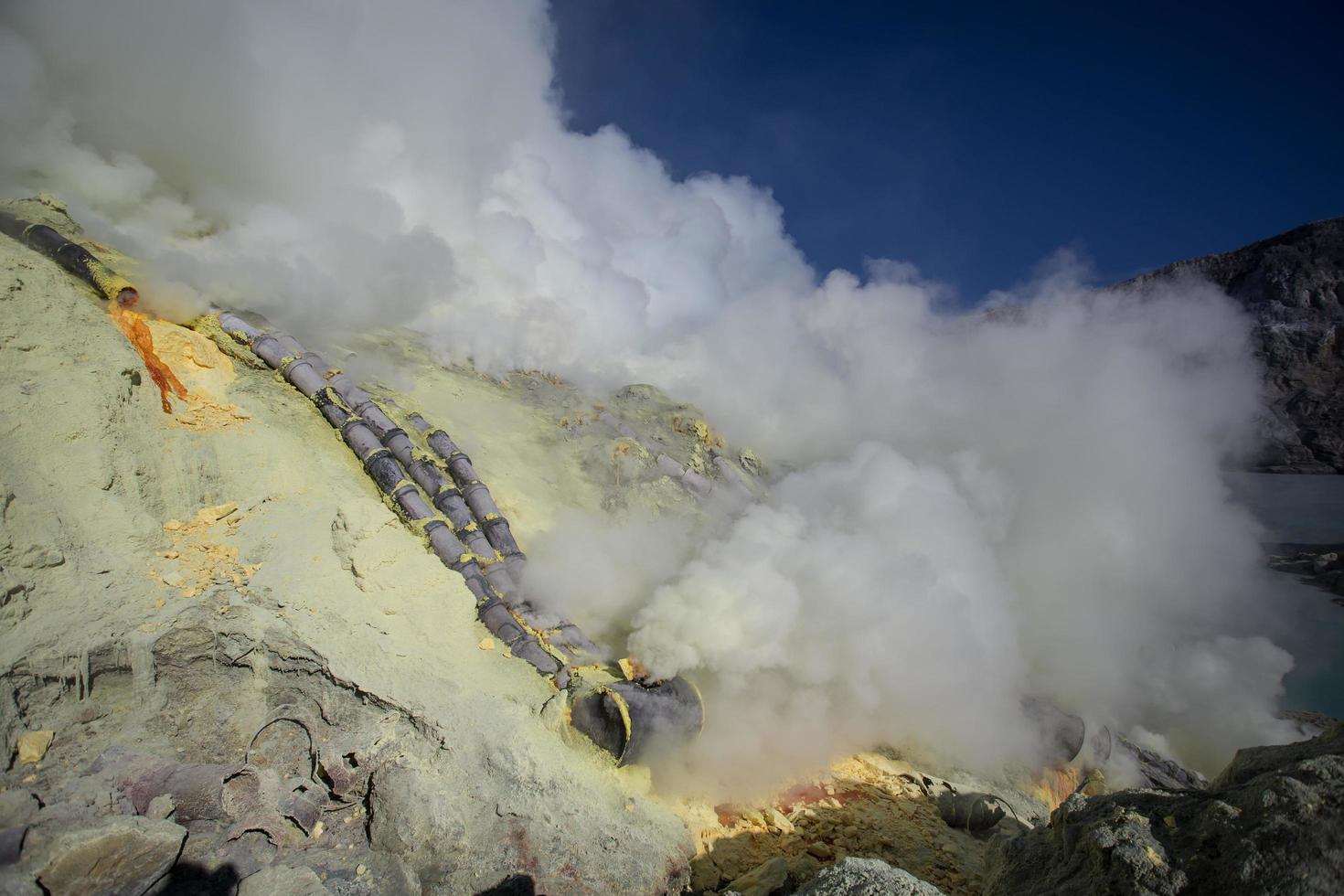 zwavelmijn in de krater van de ijen-vulkaan, oost-java, indonesië foto