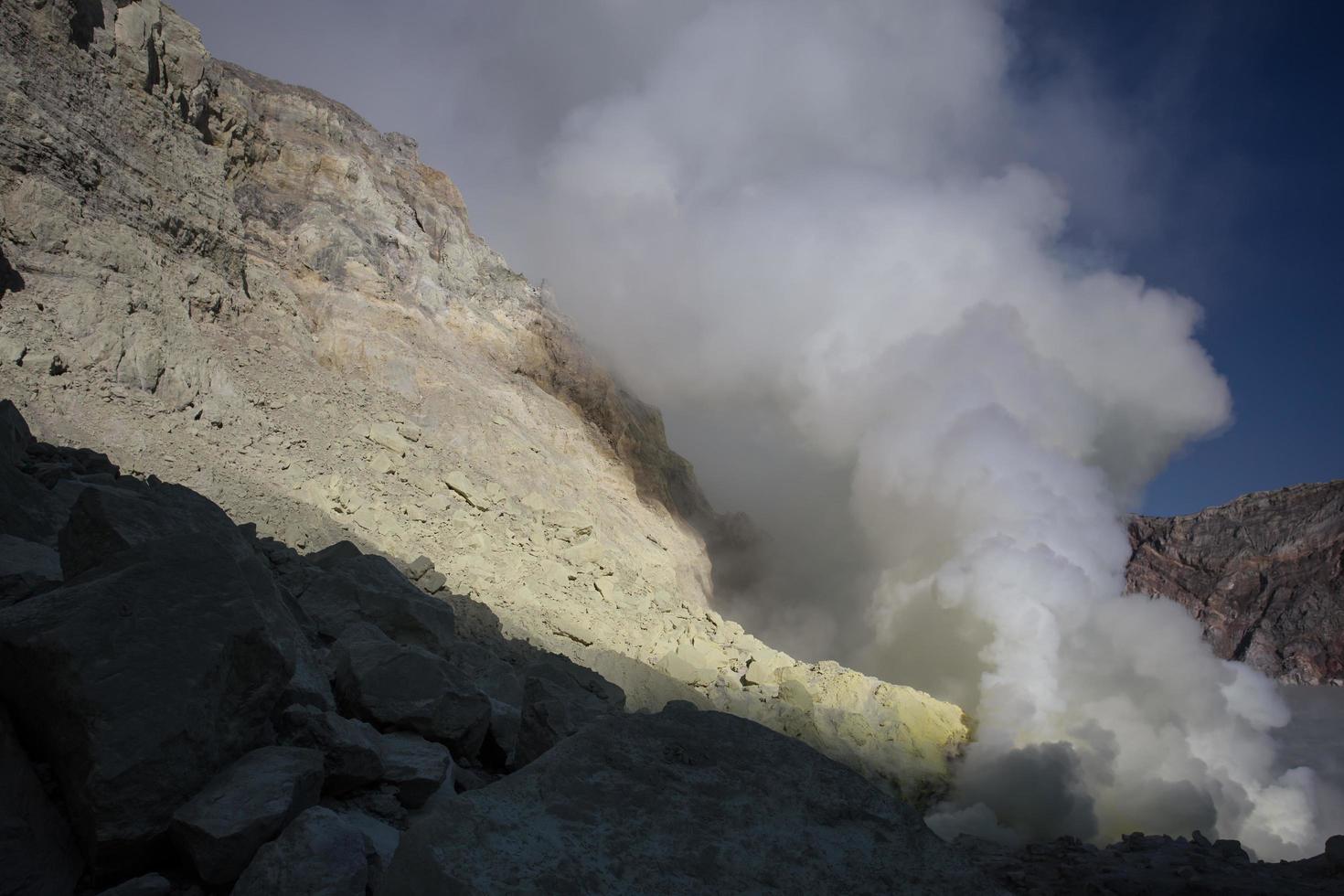 zwavelmijn met arbeiders in kawah ijen, java, indonesië foto