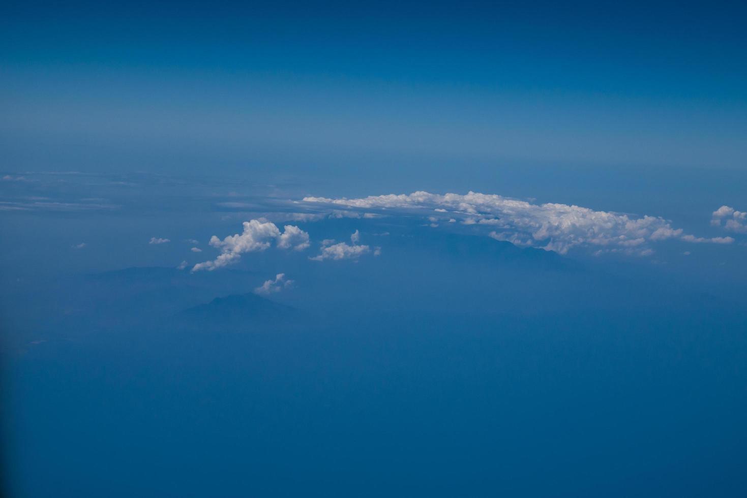 blauwe lucht en wolken in het vliegtuig foto