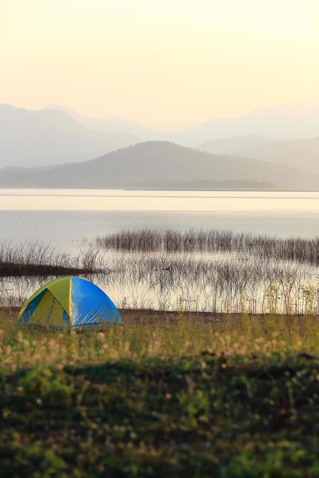 camping naast het meer, nationaal park, thailand foto