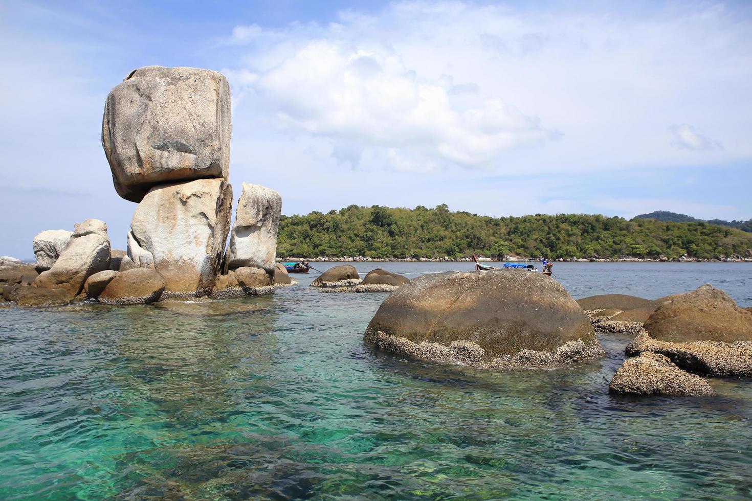 grote stenen boogstapel aan de Andamanzee bij Koh Lipe, Thailand foto