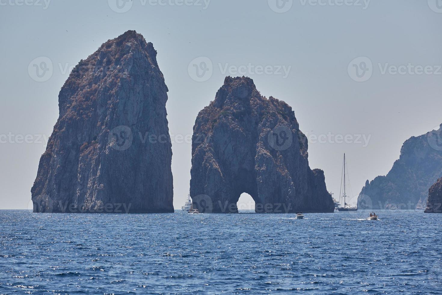 faraglioni kliffen, capri, italië, europa foto