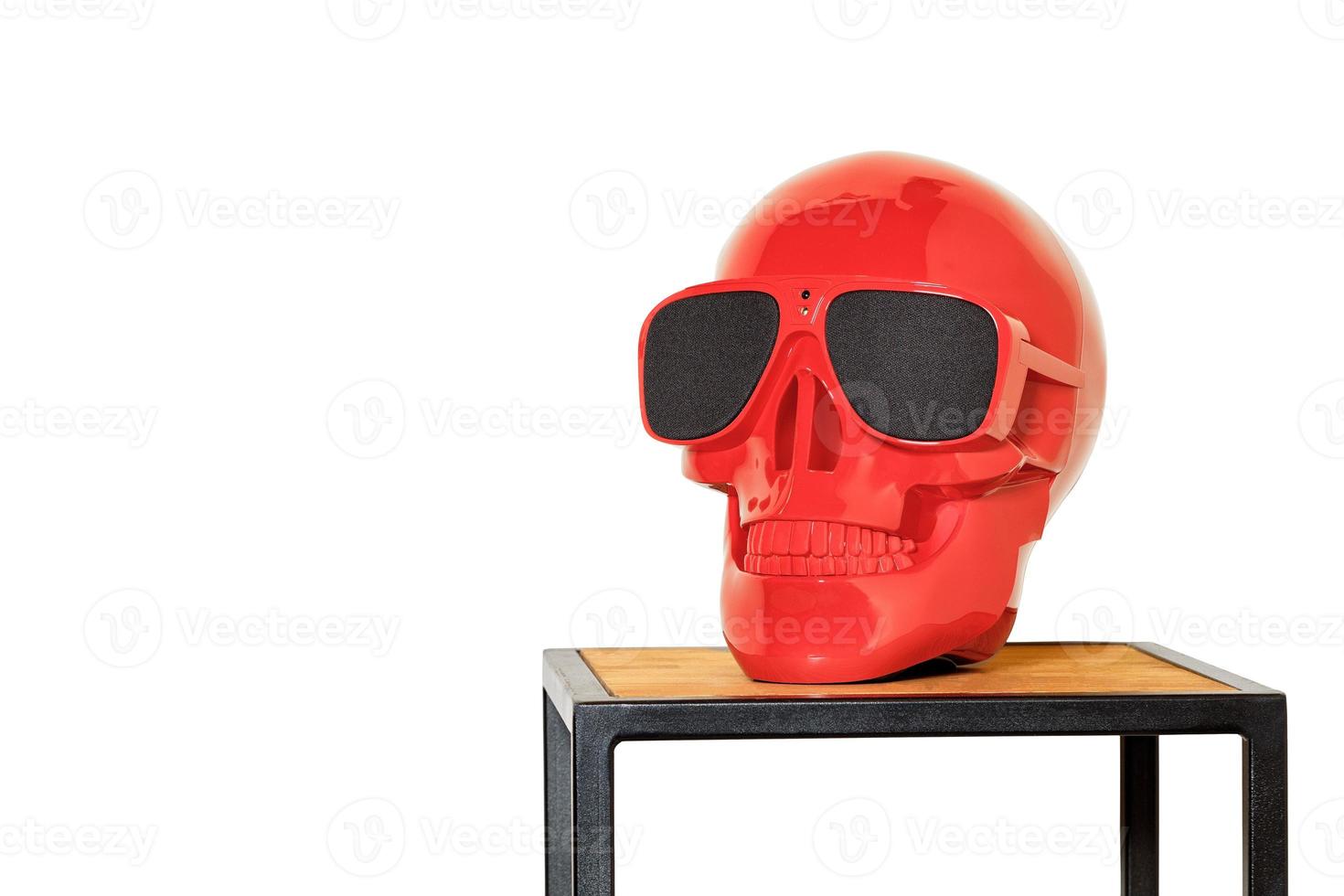 rood gekleurde menselijke schedel mockup op salontafel in loft-stijl geïsoleerd op een witte achtergrond. foto