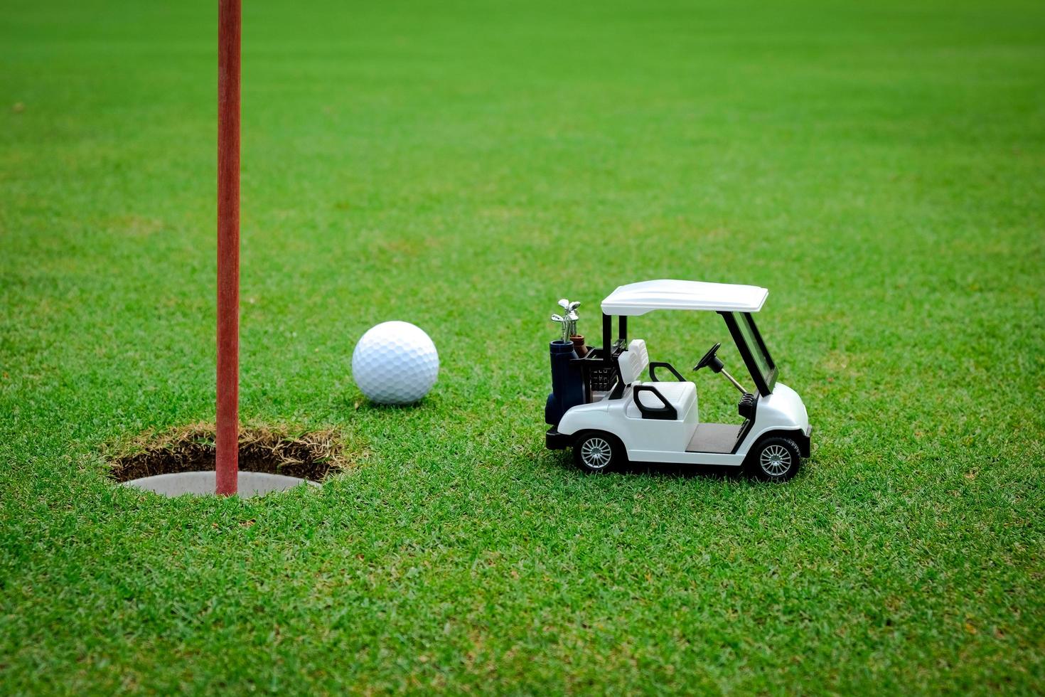 kleine golf auto figuur op groen foto