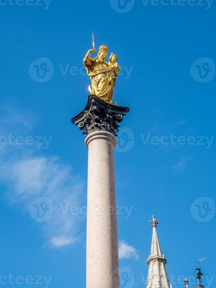 pijler voorzijde van nieuw stadhuis in münchen foto