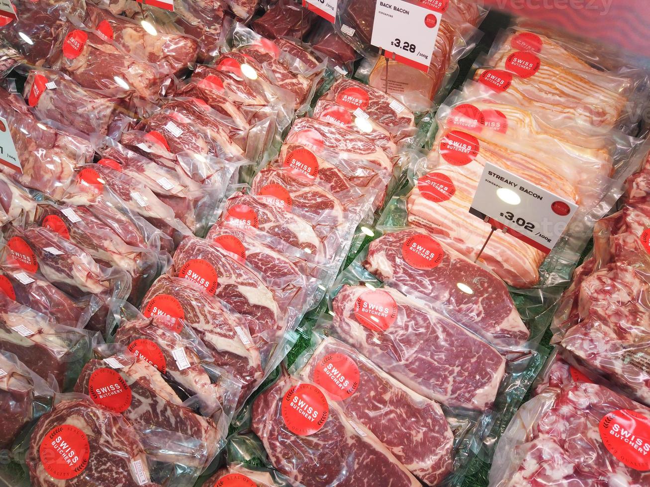 singapore orchad road 1 juni 2021, rauw rood vlees display te koop in winkel foto