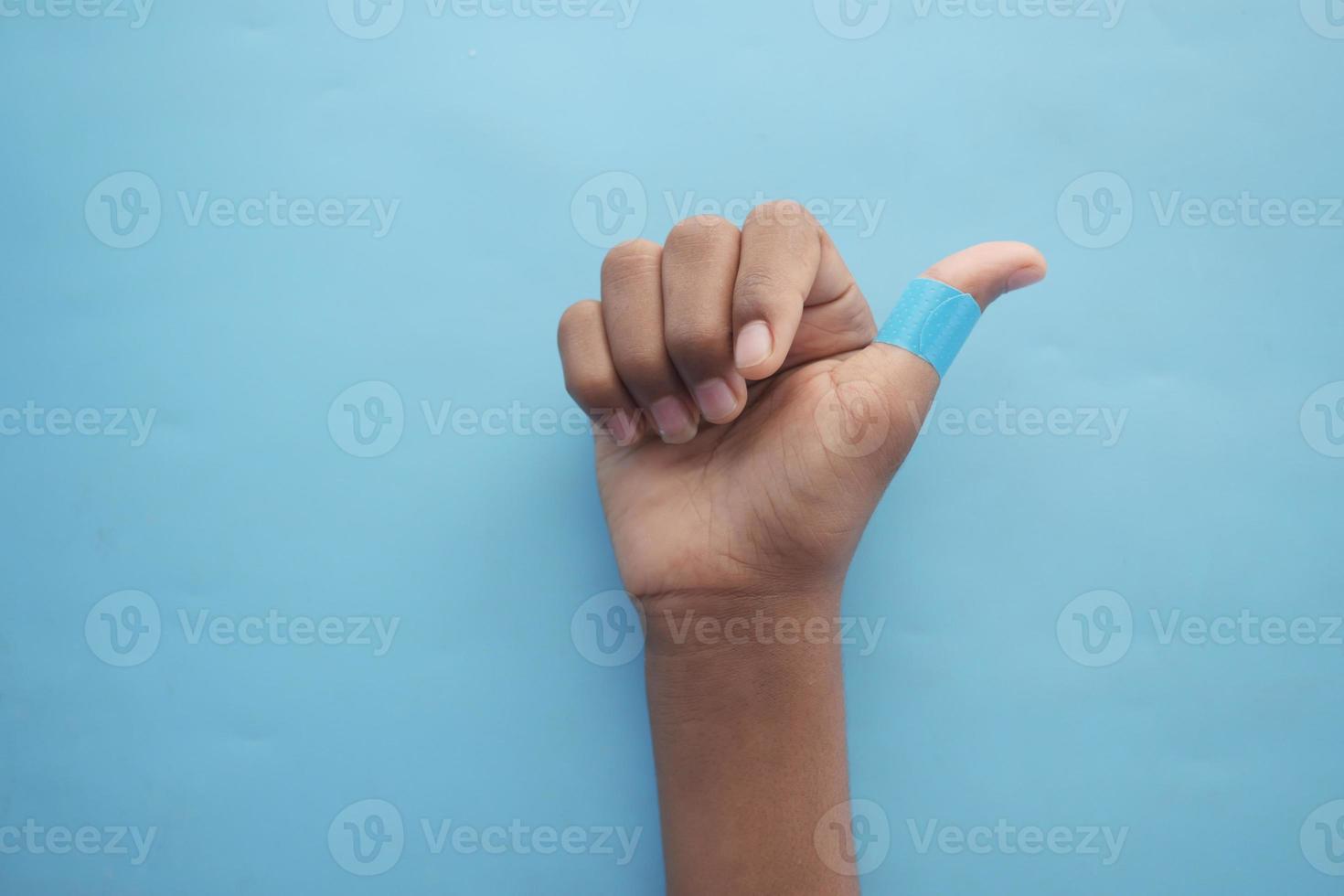 blauwe kleur zelfklevend verband bij de hand foto