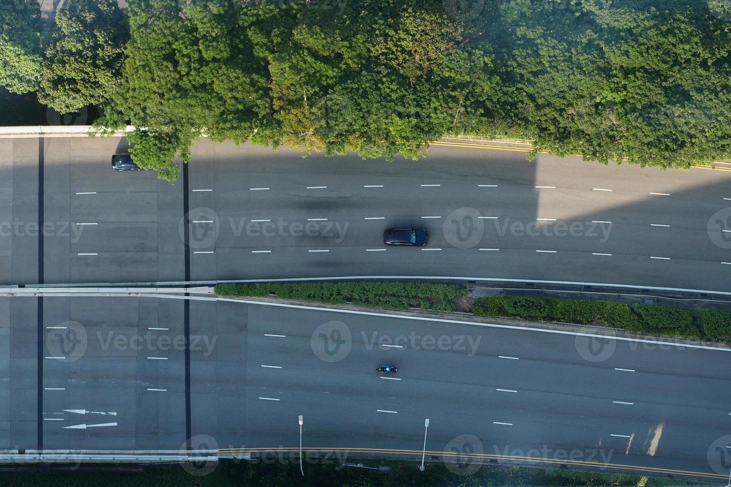 bovenaanzicht van auto's op de weg in singapore foto