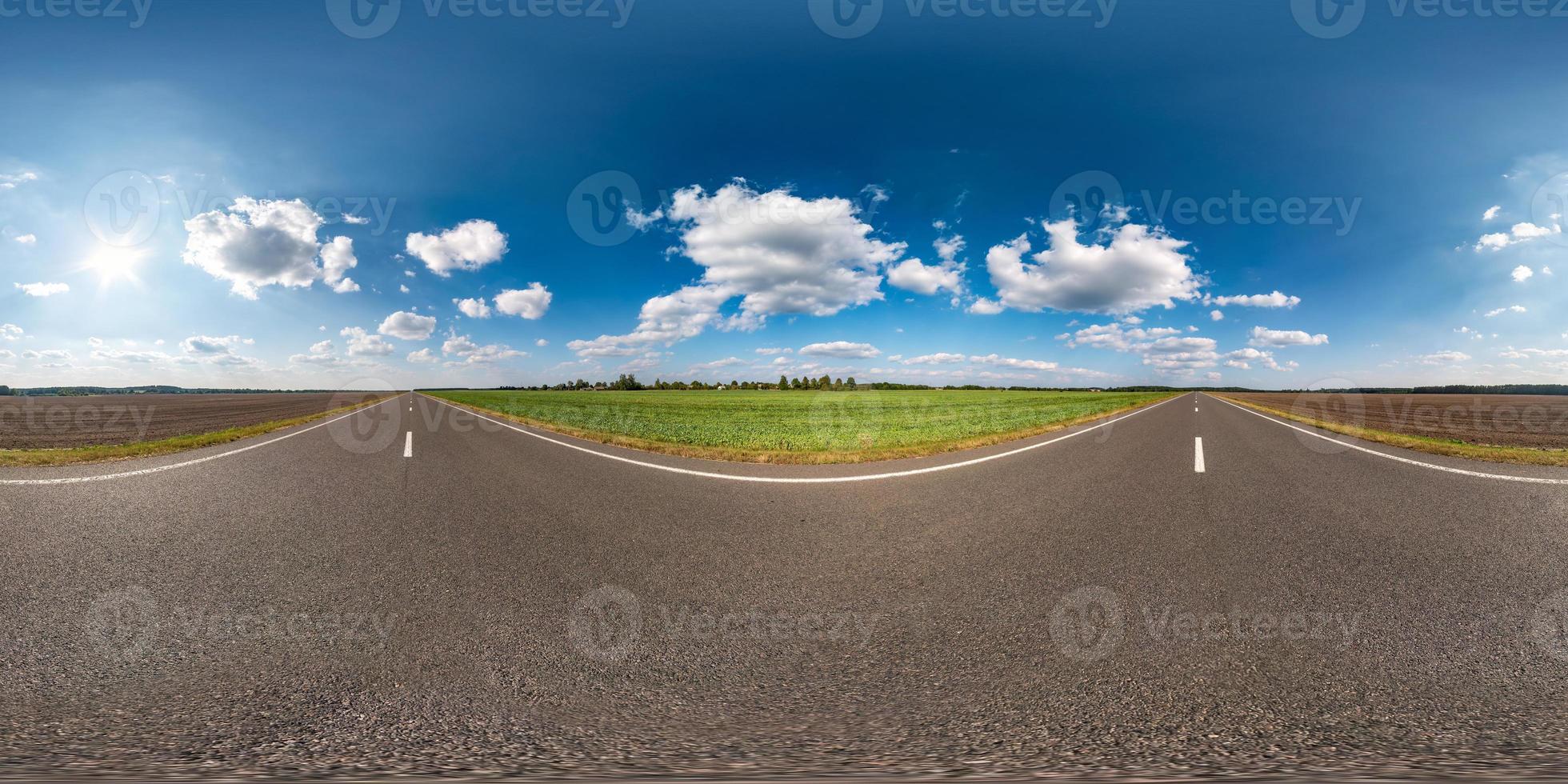 volledig naadloos bolvormig hdri-panorama 360 graden hoekzicht op asfaltweg tussen velden in zomerdag met geweldige wolken in equirectangular projectie, klaar voor vr ar virtual reality-inhoud foto