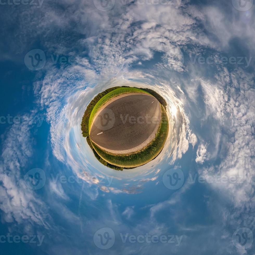 kleine planeet transformatie van bolvormig panorama 360 graden. sferische abstracte luchtfoto in veld in mooie avond met geweldig mooie wolken. kromming van de ruimte. foto