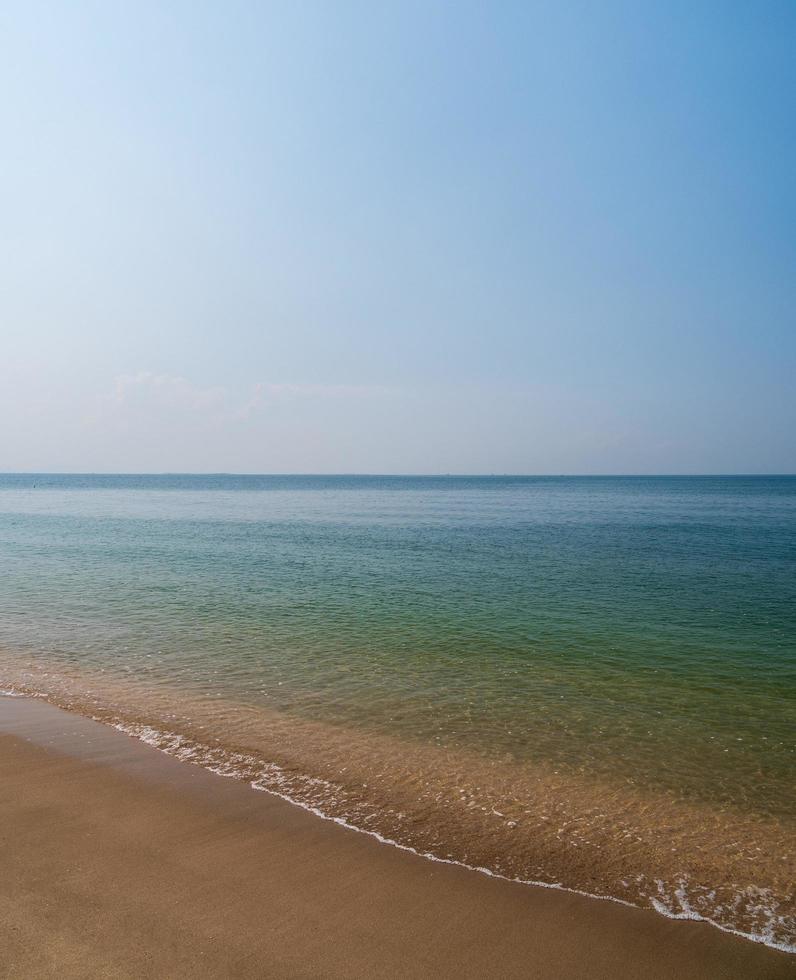 panorama vooraanzicht landschap blauwe zee blauw strand bruine achtergrond ochtend dag kijk kalm zomer natuur tropische zee mooie zee water reizen bangsaen strand oost thailand chonburi exotische horizon. foto