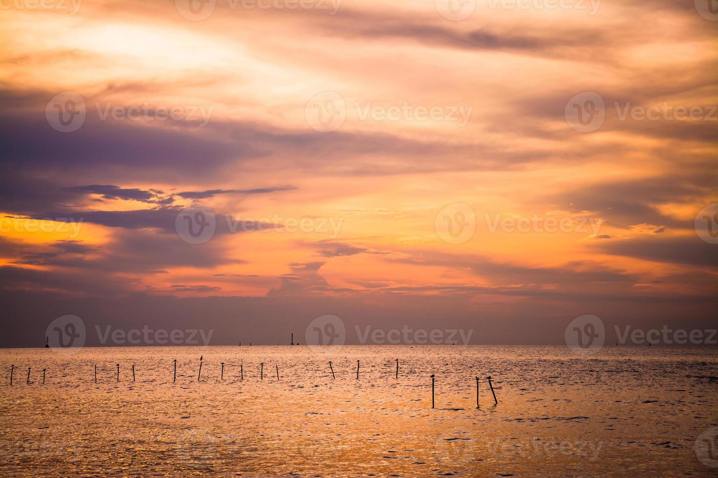 zonsondergang hemel met dramatische zonsondergang wolken boven de zee. prachtige zonsopgang boven de oceaan foto