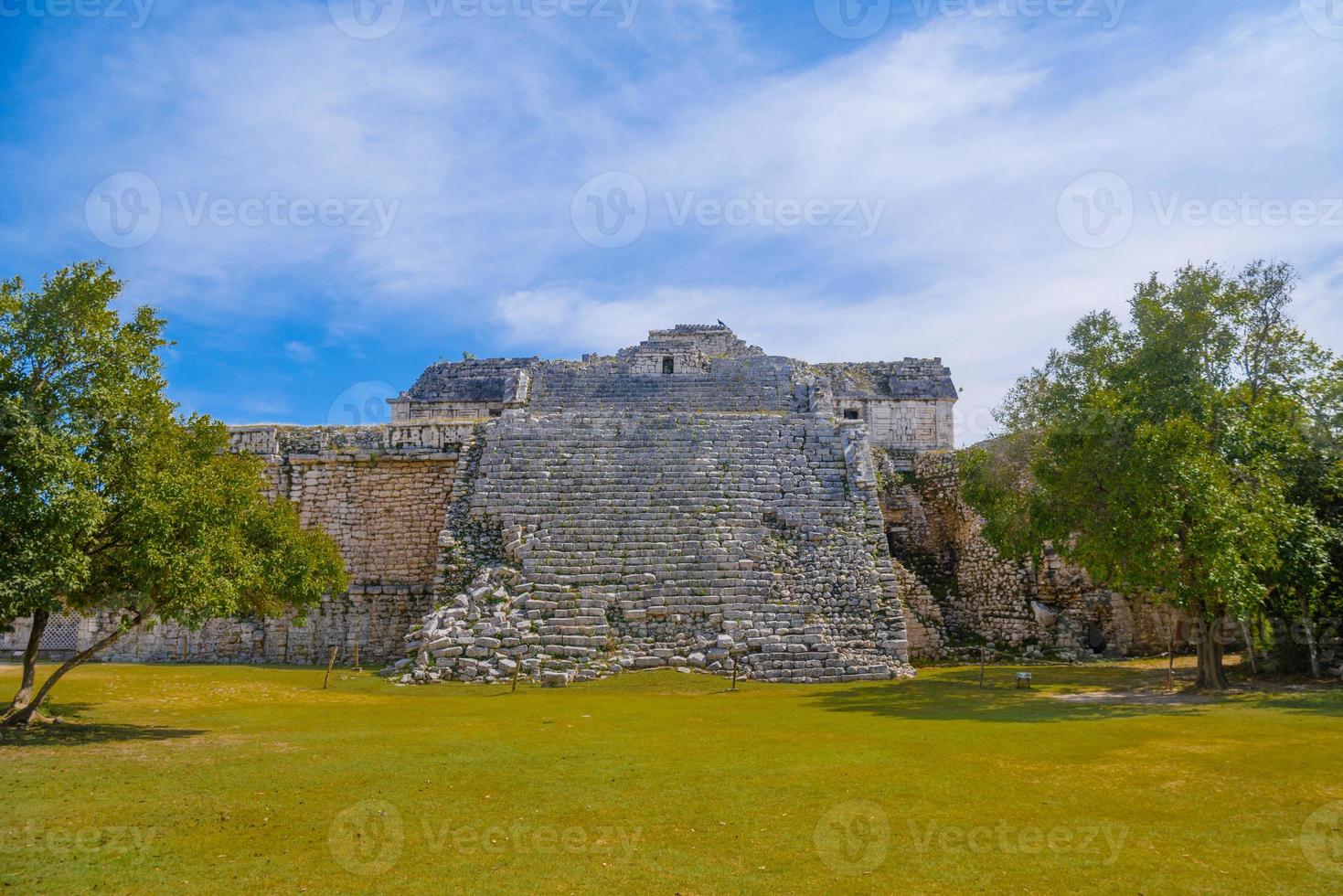 aanbidding mayan kerken uitgebreide structuren voor aanbidding aan de god van de regen chaac, kloostercomplex, chichen itza, yucatan, mexico, maya beschaving foto