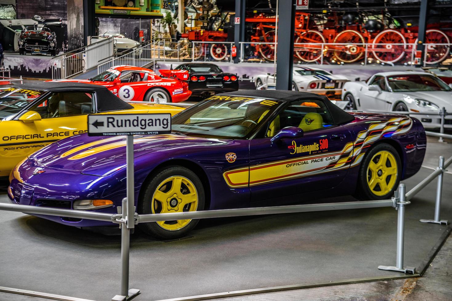 sinsheim, duitsland - mei 2022 violet paars cabrio chevrolet corvette c5 pace car foto