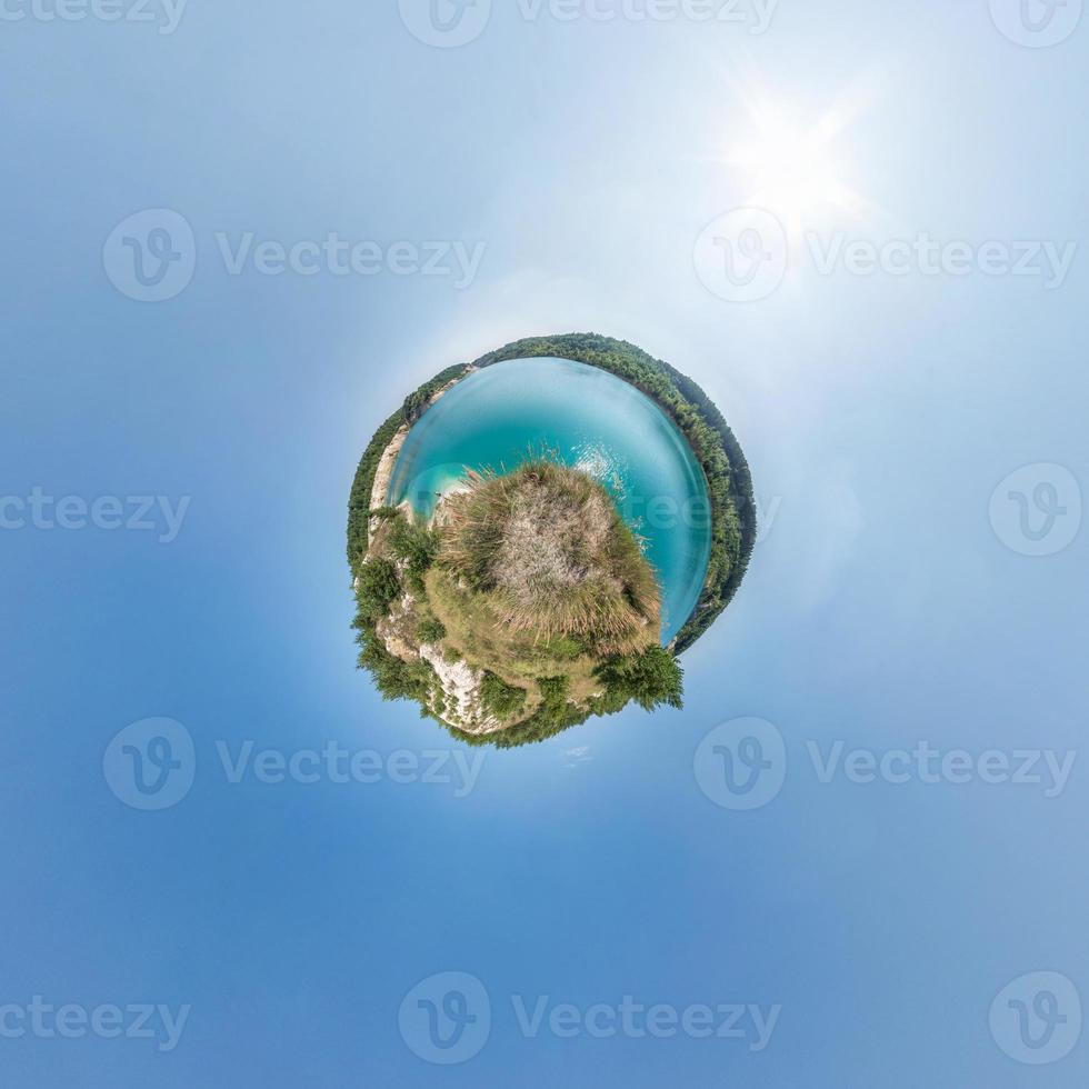 kleine planeet transformatie van bolvormig panorama 360 graden. sferische abstracte luchtfoto in veld in de buurt van meer. kromming van de ruimte. foto