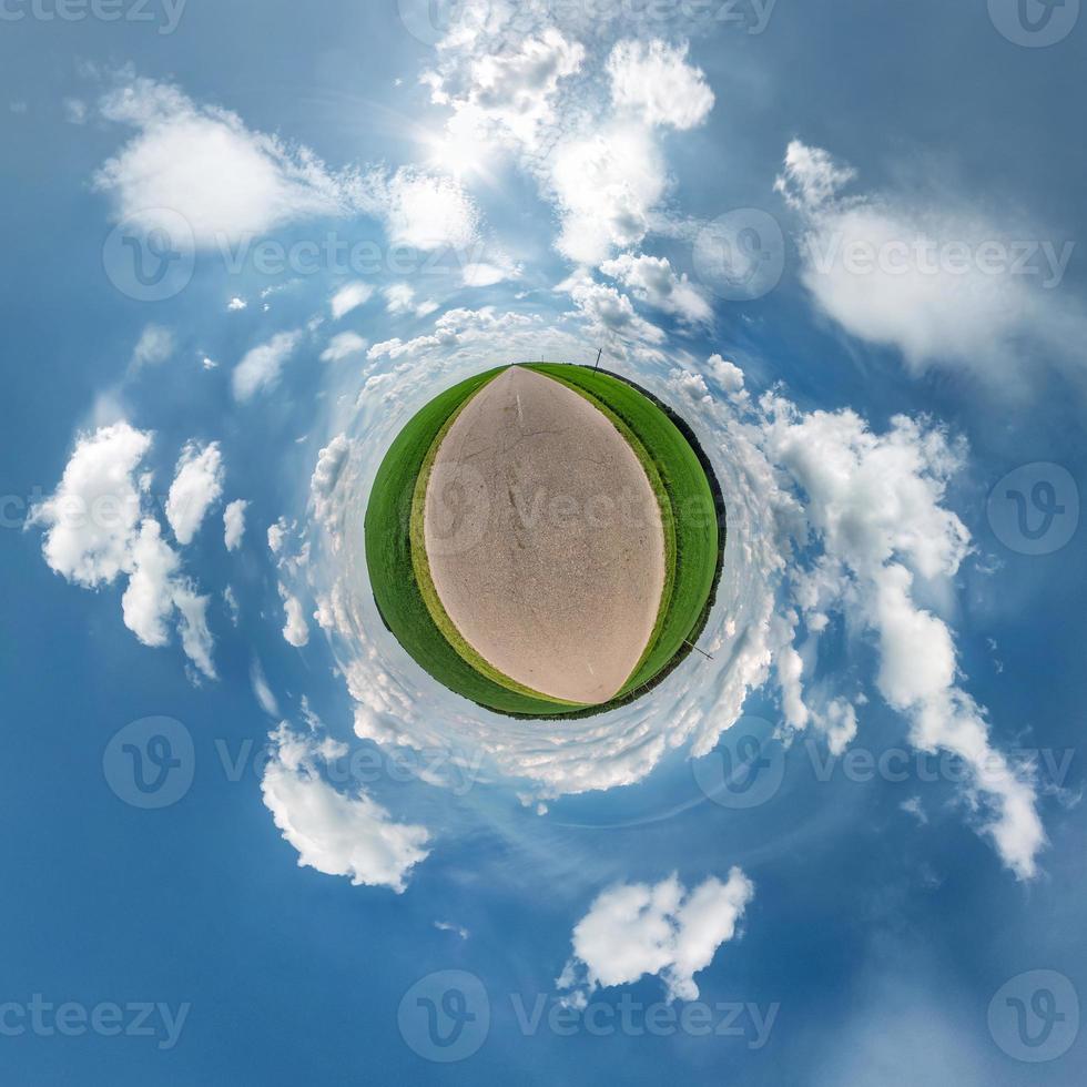 kleine planeet transformatie van bolvormig panorama 360 graden. sferische abstracte luchtfoto in veld in mooie avond met geweldig mooie wolken. kromming van de ruimte. foto