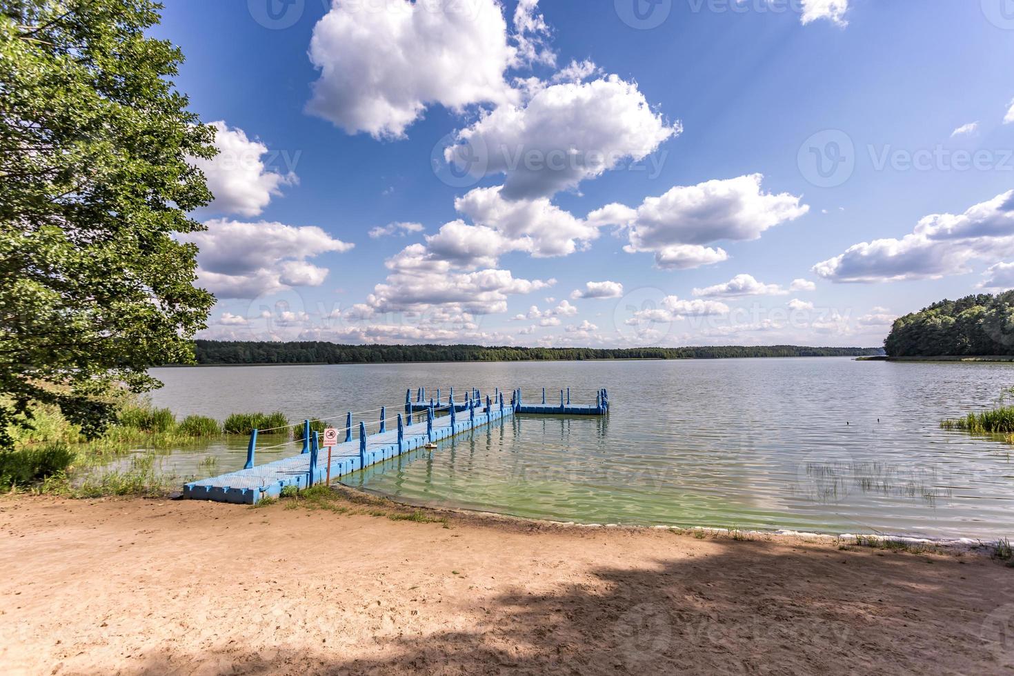 gekleurde plastic pier aan de oever van een groot meer foto